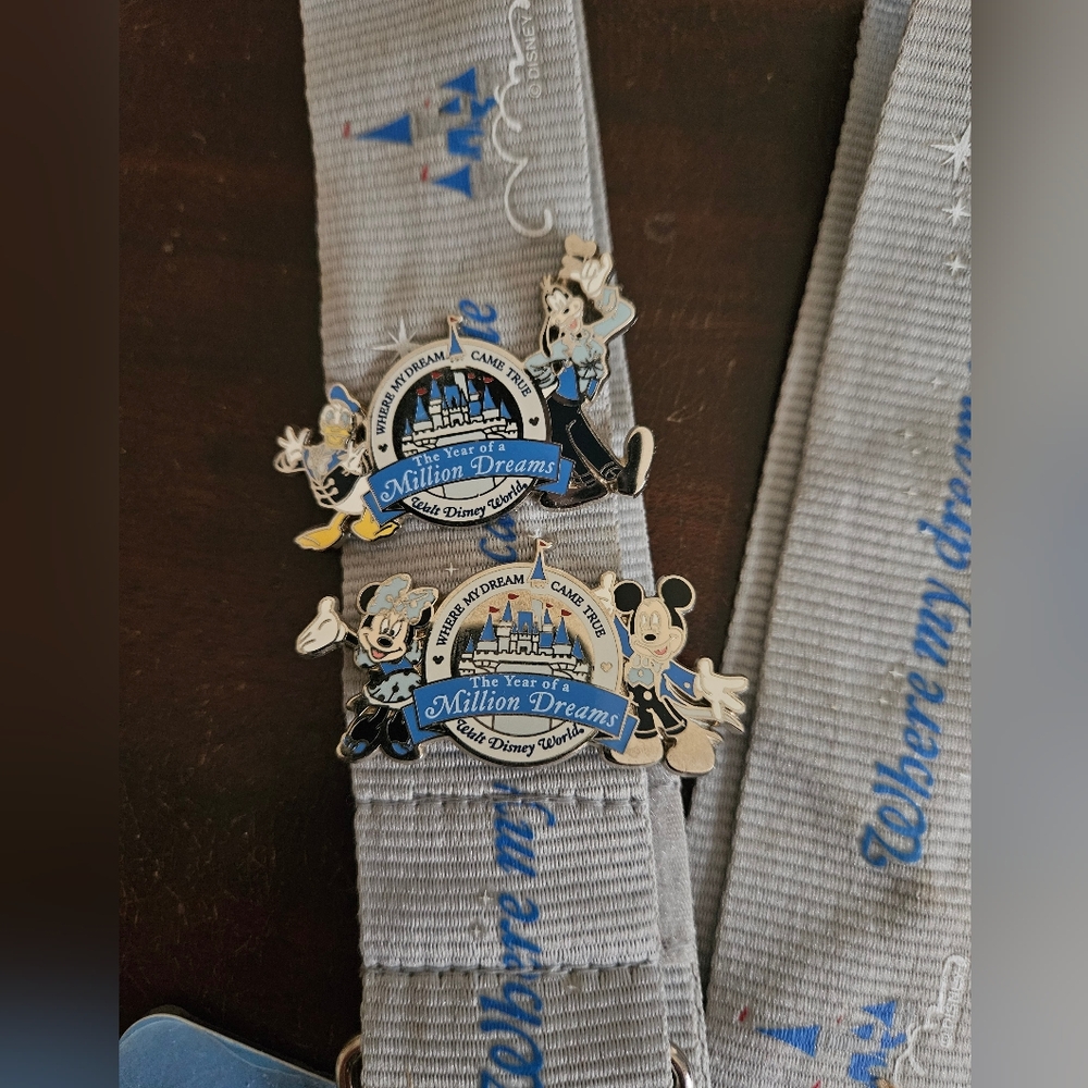 DISNEY Exclusive Year of a Million Dreams Mickey Mouse Trading PINS & LANYARD